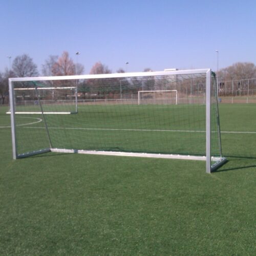 Volledig gelaste aluminium voetbaldoelen. Leverbaar in diverse afmetingen. Afgebeeld de 5 x 2 meter uitvoering van dit duurzame en voordelige voetbaldoel.